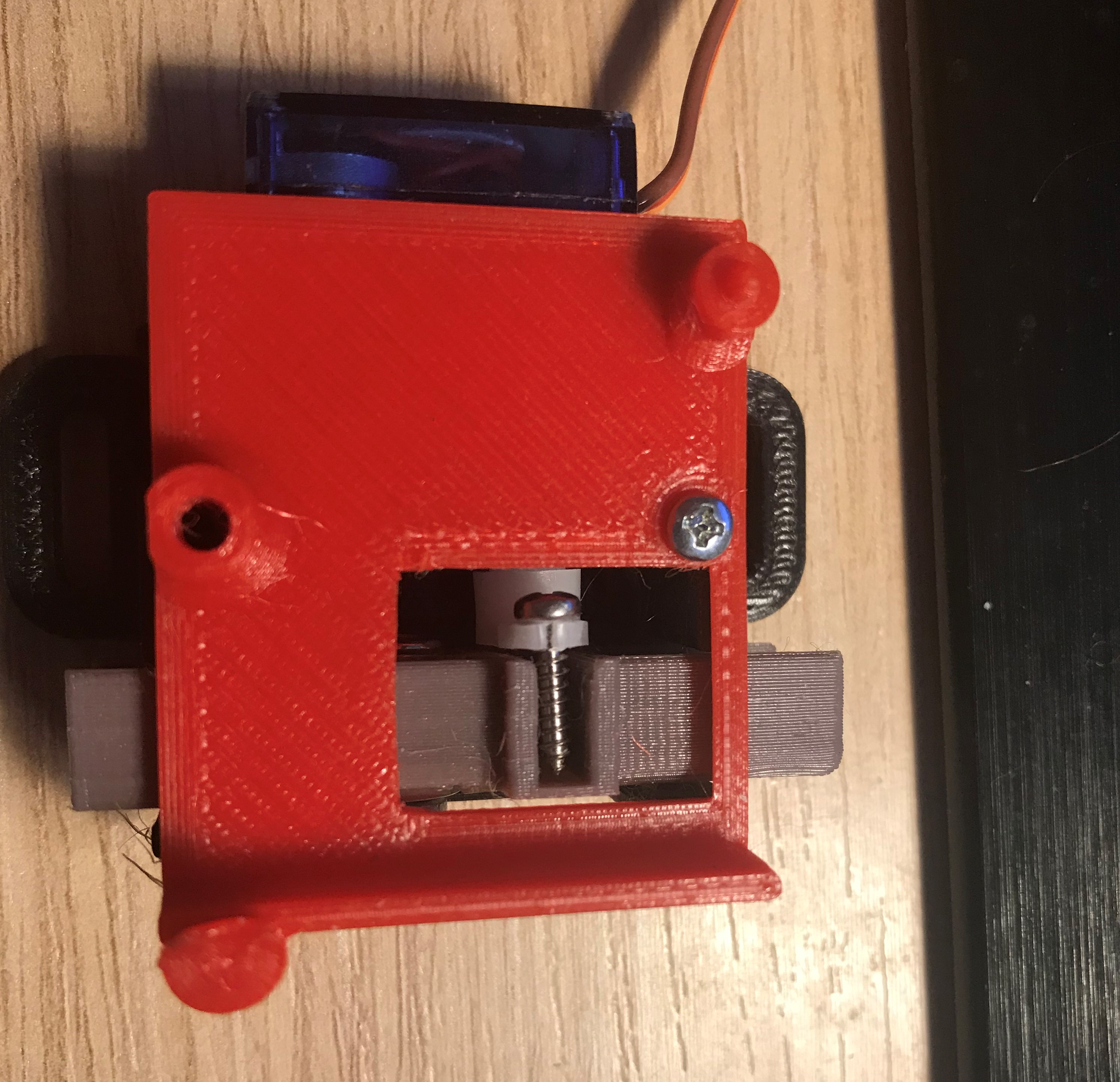 Adaptador para montar el PCB sobre el servo